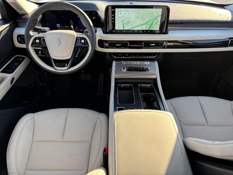 Lincoln Aviator Vehicle Full-screen Gallery Image 15