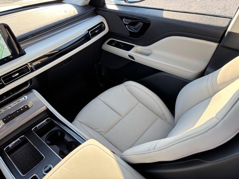 Lincoln Aviator Vehicle Full-screen Gallery Image 16