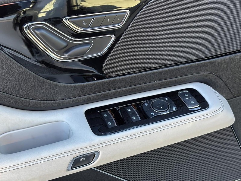 Lincoln Aviator Vehicle Full-screen Gallery Image 18