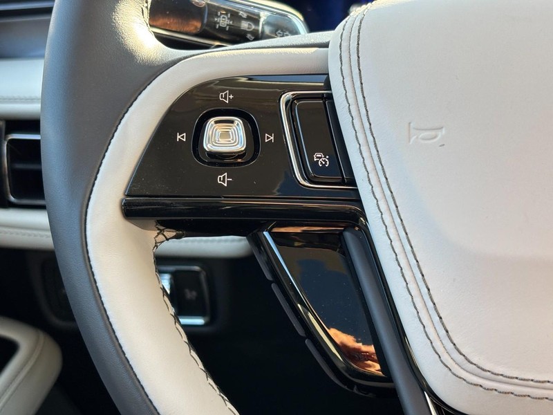 Lincoln Aviator Vehicle Full-screen Gallery Image 19