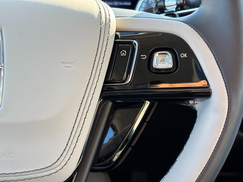 Lincoln Aviator Vehicle Full-screen Gallery Image 20