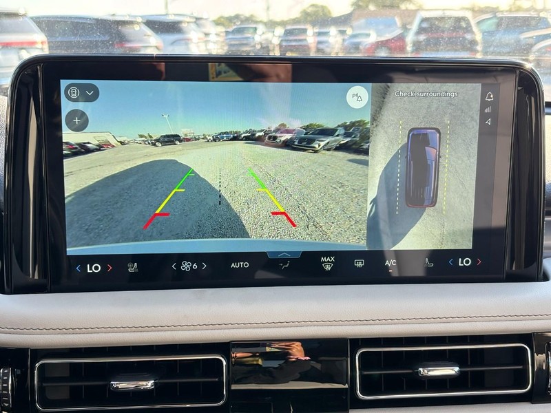 Lincoln Aviator Vehicle Full-screen Gallery Image 23