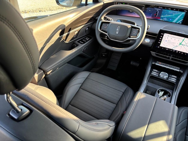 Lincoln Nautilus Vehicle Full-screen Gallery Image 13