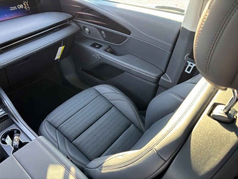 Lincoln Nautilus Vehicle Full-screen Gallery Image 15