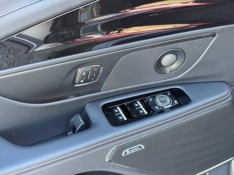 Lincoln Nautilus Vehicle Full-screen Gallery Image 17