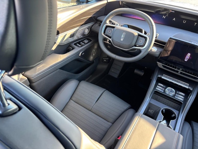 Lincoln Nautilus Vehicle Full-screen Gallery Image 13