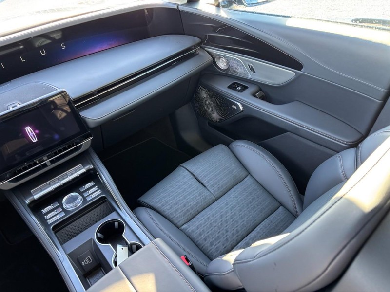 Lincoln Nautilus Vehicle Full-screen Gallery Image 15
