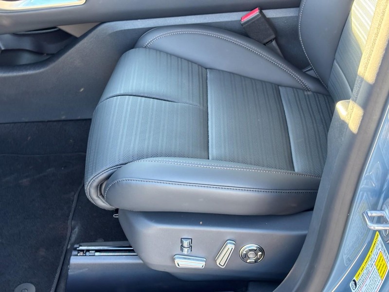 Lincoln Nautilus Vehicle Full-screen Gallery Image 16