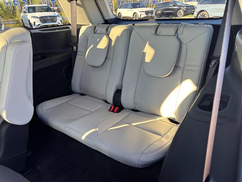 Lincoln Aviator Vehicle Full-screen Gallery Image 12