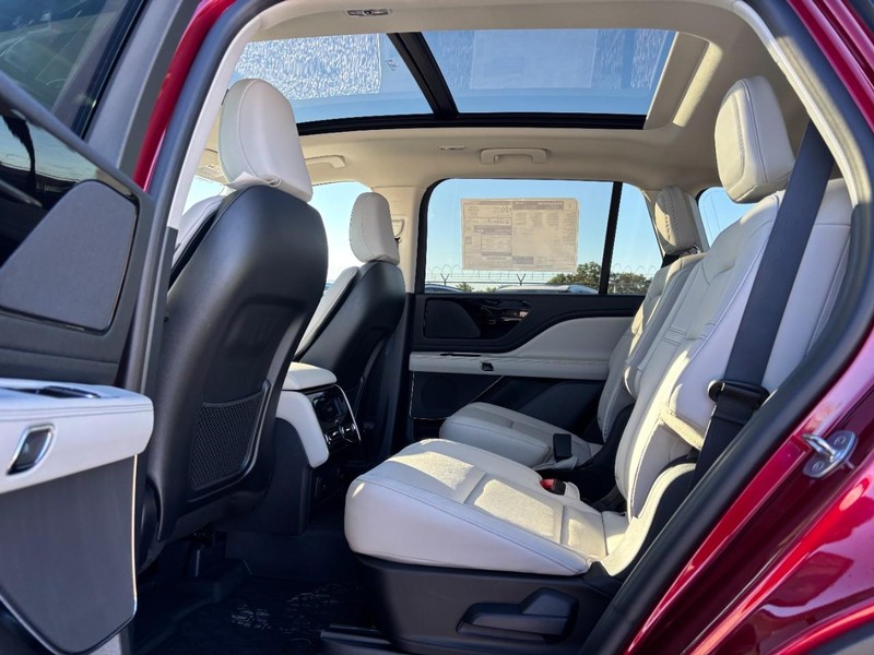 Lincoln Aviator Vehicle Full-screen Gallery Image 13