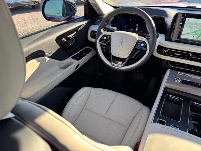 Lincoln Aviator Vehicle Full-screen Gallery Image 14