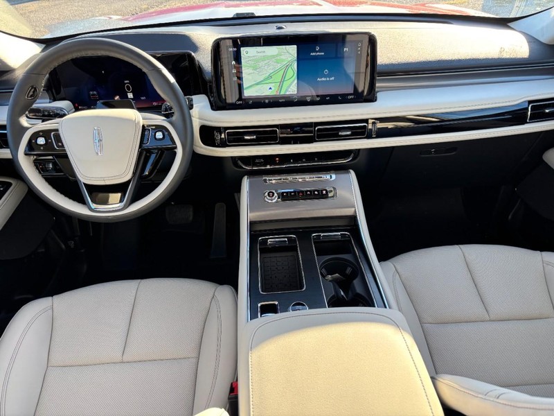 Lincoln Aviator Vehicle Full-screen Gallery Image 15