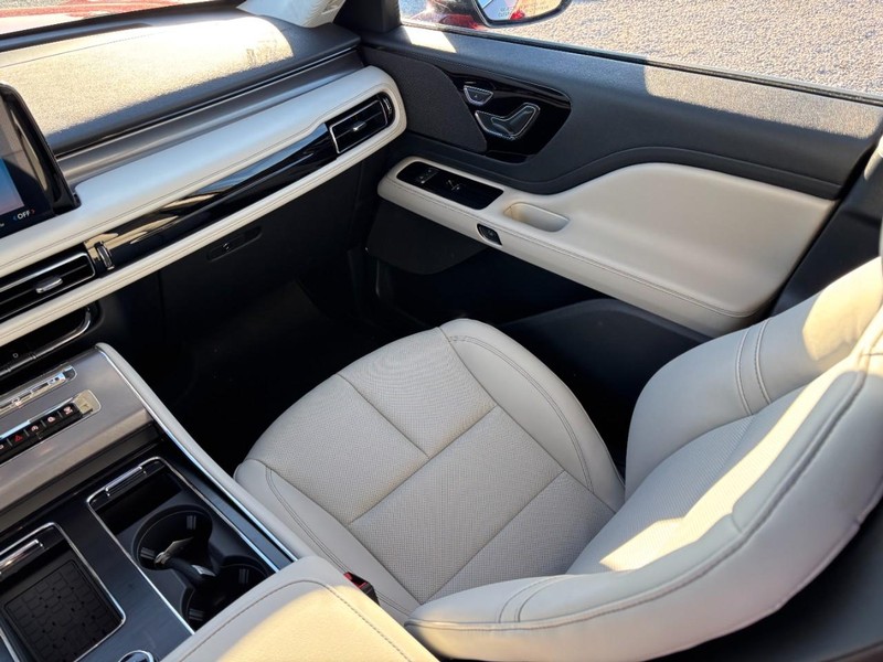 Lincoln Aviator Vehicle Full-screen Gallery Image 16