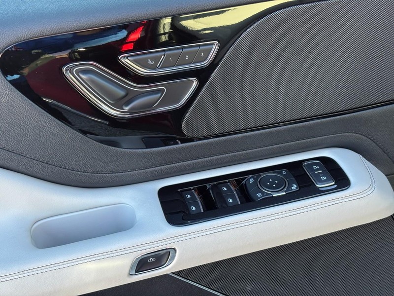 Lincoln Aviator Vehicle Full-screen Gallery Image 18
