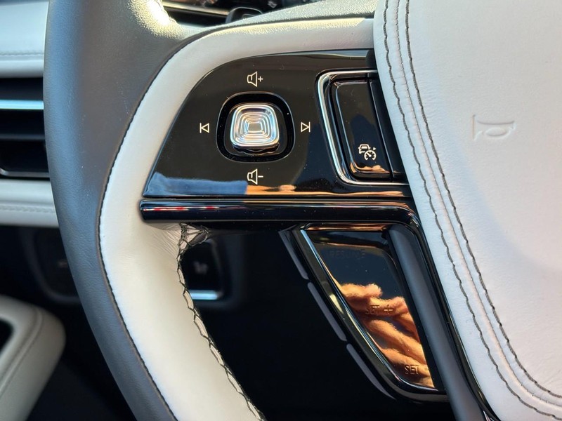 Lincoln Aviator Vehicle Full-screen Gallery Image 19