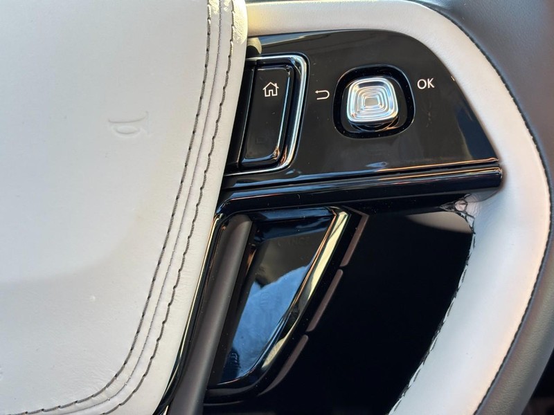 Lincoln Aviator Vehicle Full-screen Gallery Image 20