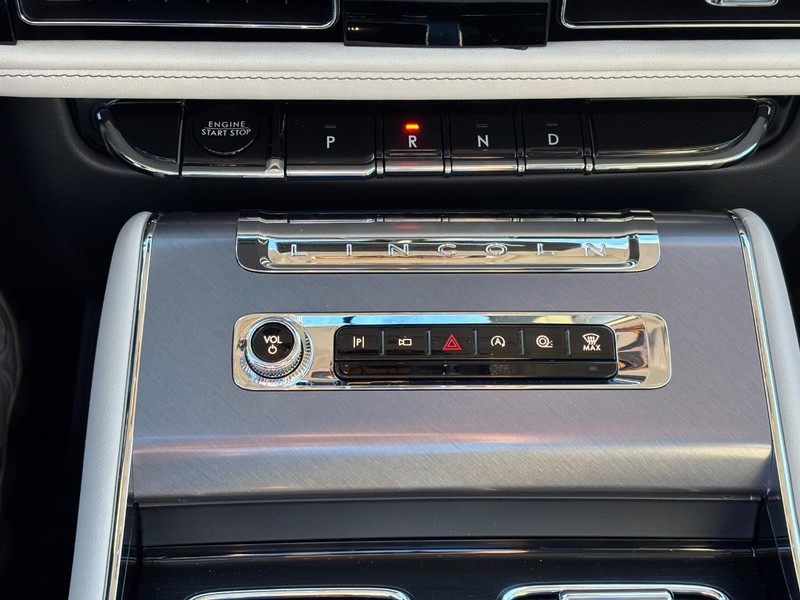 Lincoln Aviator Vehicle Full-screen Gallery Image 25
