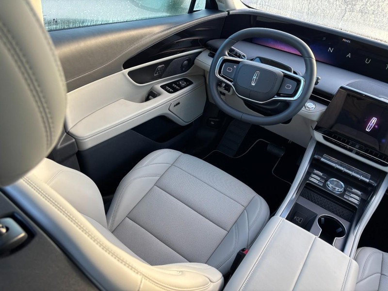 Lincoln Nautilus Vehicle Full-screen Gallery Image 13