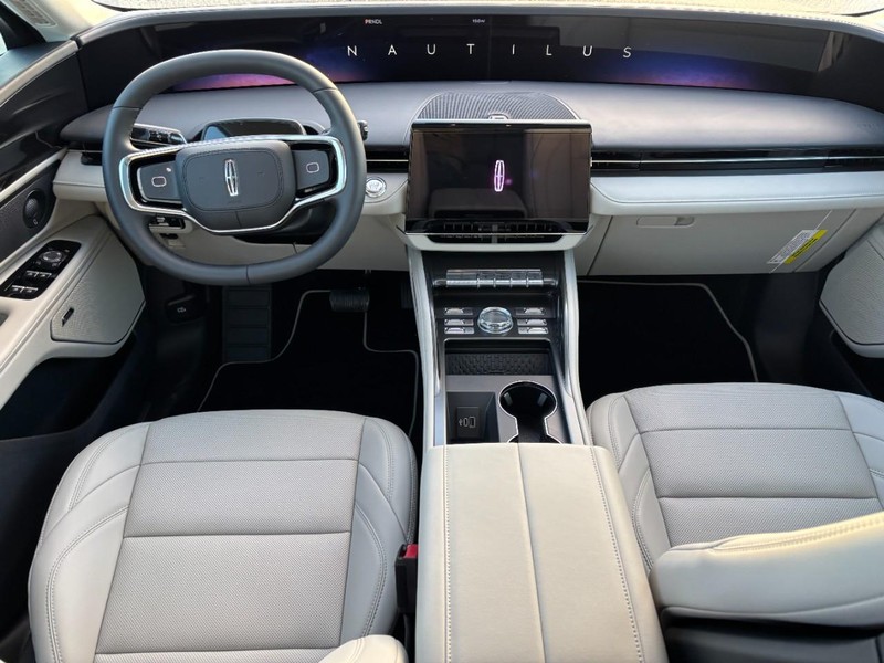 Lincoln Nautilus Vehicle Full-screen Gallery Image 14