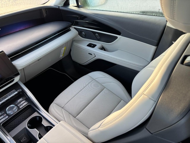 Lincoln Nautilus Vehicle Full-screen Gallery Image 15