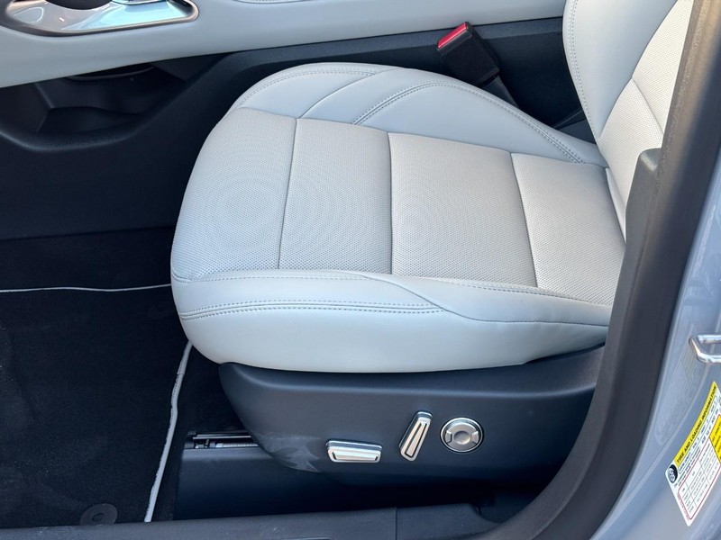Lincoln Nautilus Vehicle Full-screen Gallery Image 16