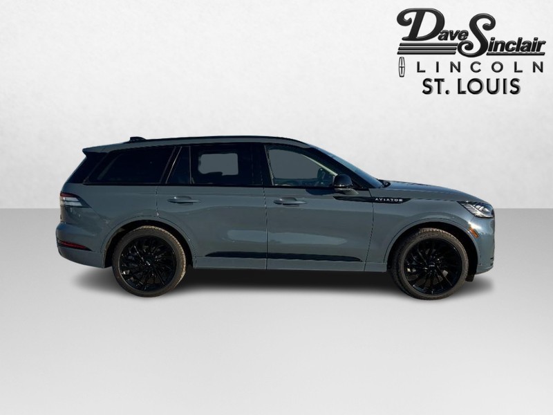 Lincoln Aviator Vehicle Full-screen Gallery Image 02