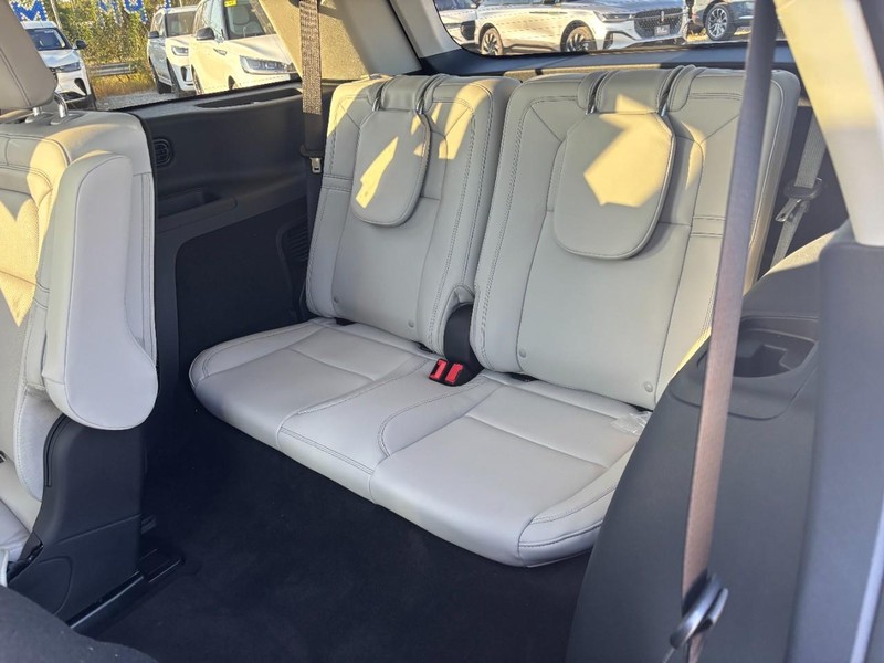 Lincoln Aviator Vehicle Full-screen Gallery Image 12