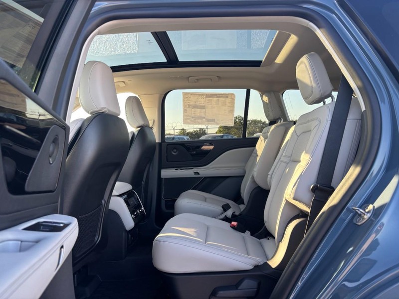 Lincoln Aviator Vehicle Full-screen Gallery Image 13