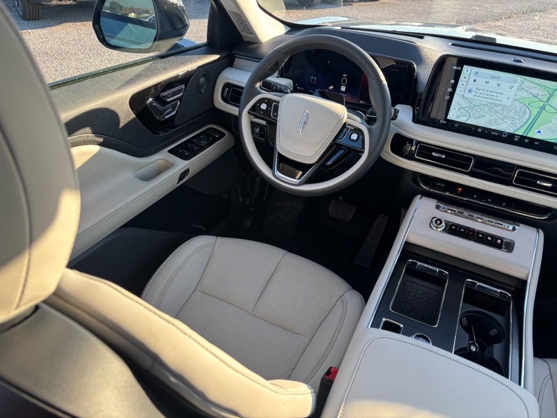 Lincoln Aviator Vehicle Full-screen Gallery Image 14