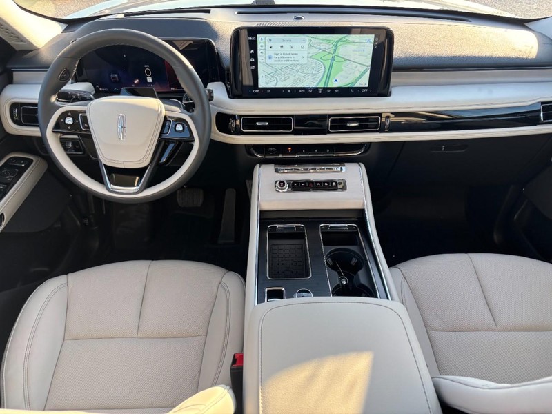 Lincoln Aviator Vehicle Full-screen Gallery Image 15