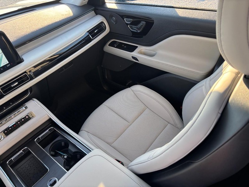 Lincoln Aviator Vehicle Full-screen Gallery Image 16