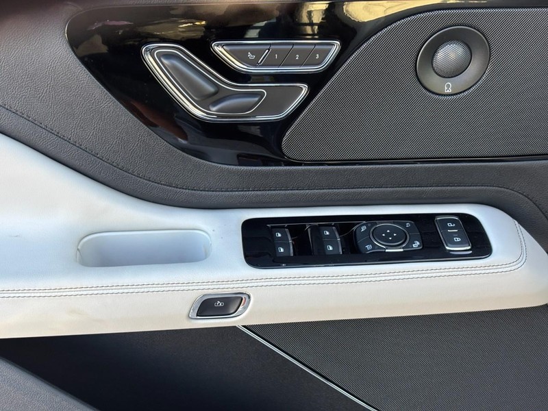 Lincoln Aviator Vehicle Full-screen Gallery Image 18