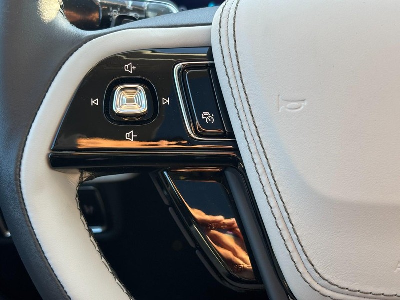 Lincoln Aviator Vehicle Full-screen Gallery Image 19