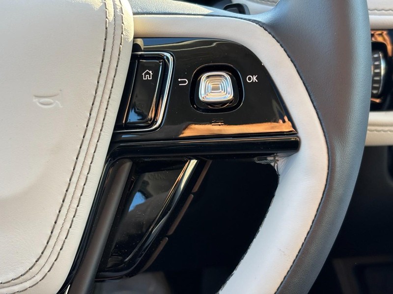 Lincoln Aviator Vehicle Full-screen Gallery Image 20