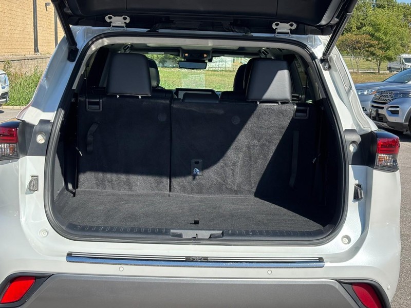 Toyota Highlander Vehicle Full-screen Gallery Image 10