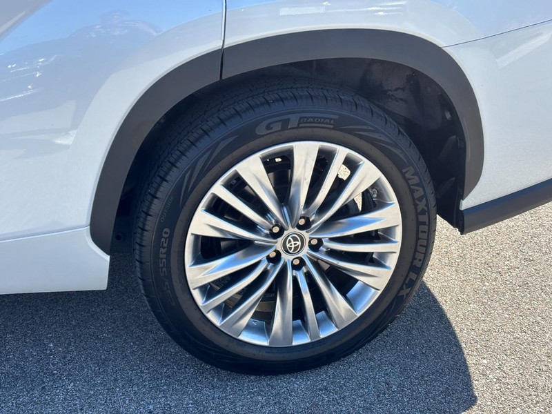 Toyota Highlander Vehicle Full-screen Gallery Image 11