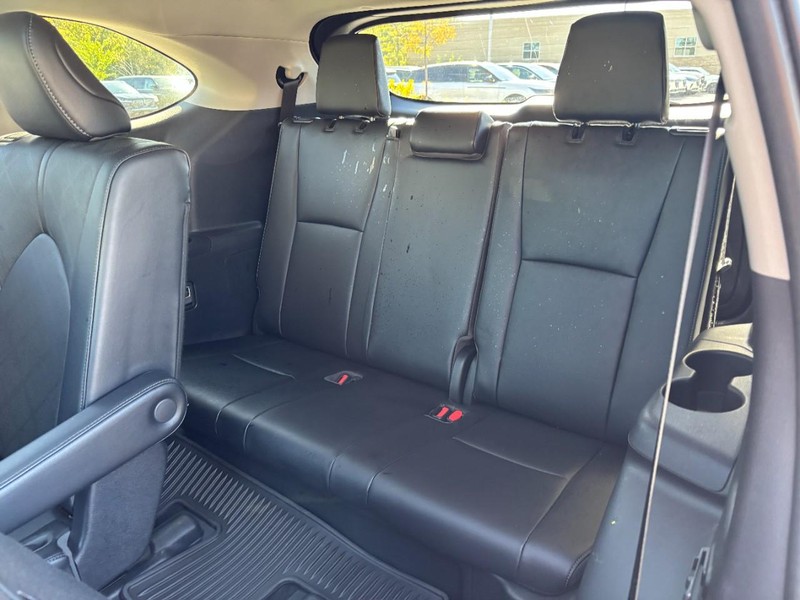 Toyota Highlander Vehicle Full-screen Gallery Image 12