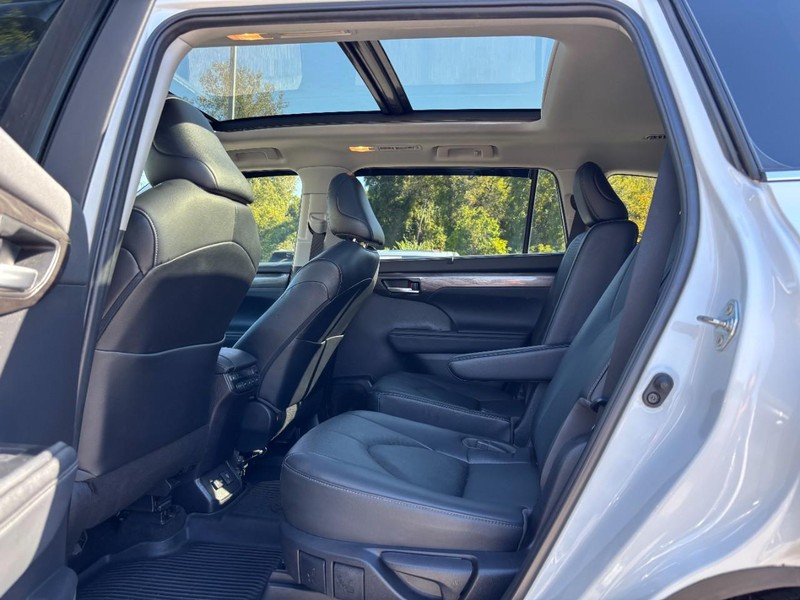 Toyota Highlander Vehicle Full-screen Gallery Image 13