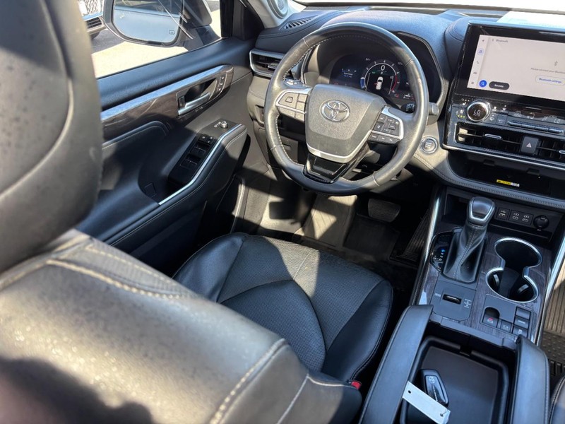 Toyota Highlander Vehicle Full-screen Gallery Image 14