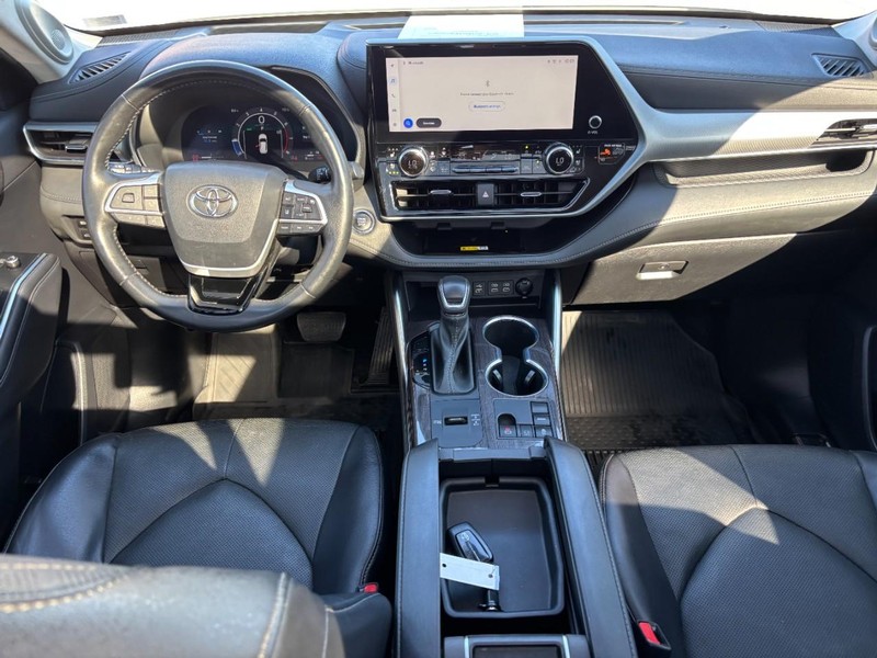 Toyota Highlander Vehicle Full-screen Gallery Image 15