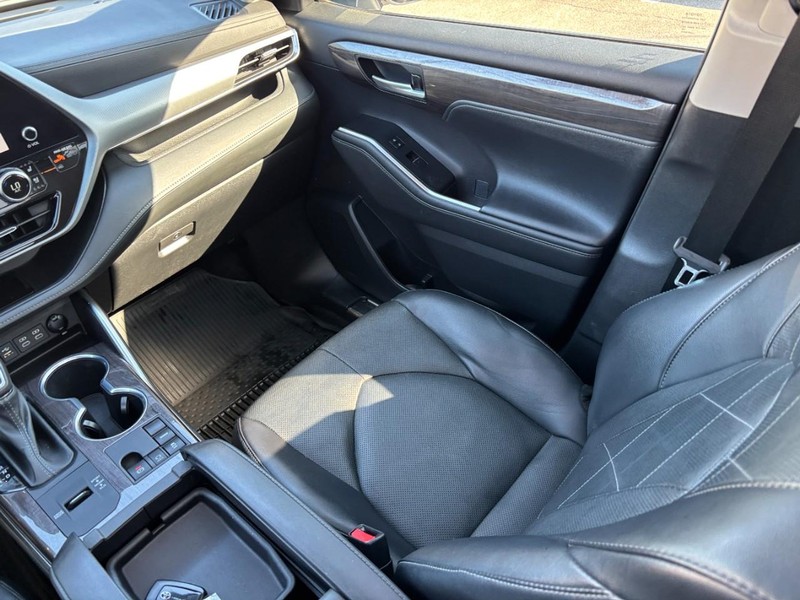 Toyota Highlander Vehicle Full-screen Gallery Image 16