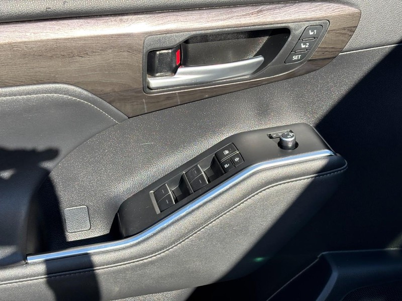 Toyota Highlander Vehicle Full-screen Gallery Image 18
