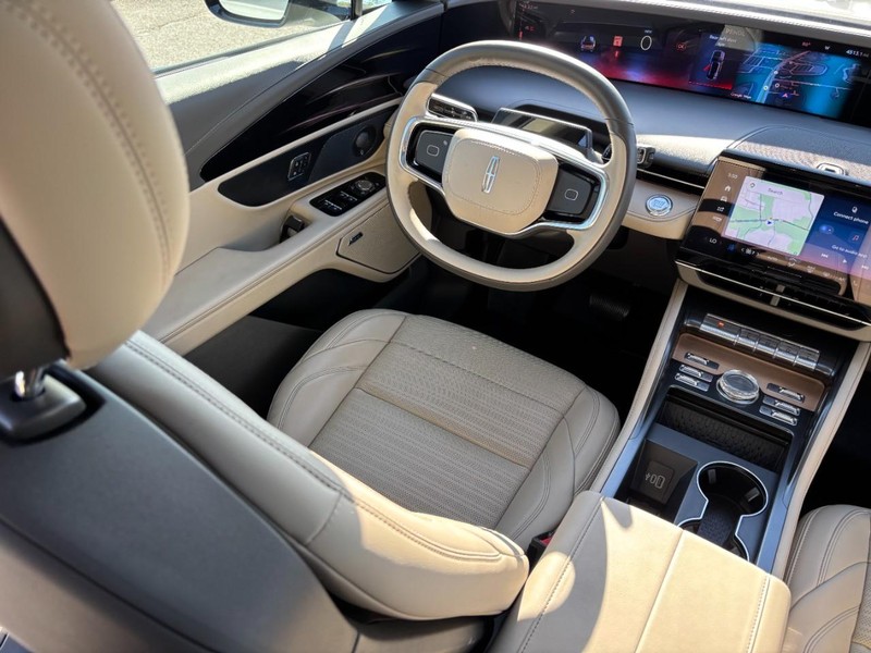 Lincoln Nautilus Vehicle Full-screen Gallery Image 13