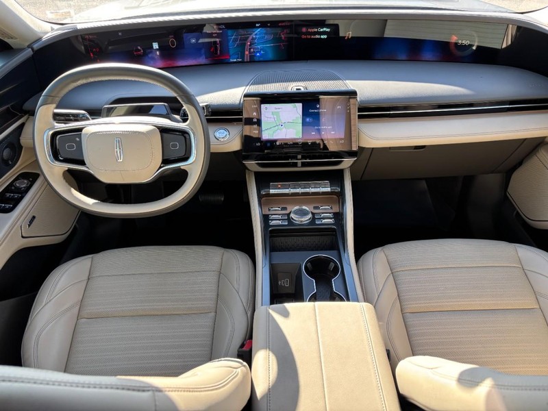 Lincoln Nautilus Vehicle Full-screen Gallery Image 14