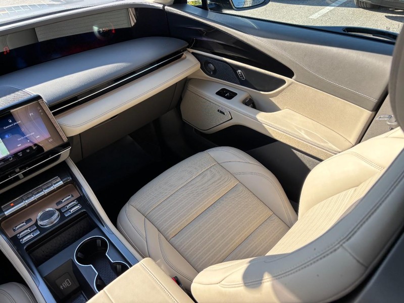 Lincoln Nautilus Vehicle Full-screen Gallery Image 15