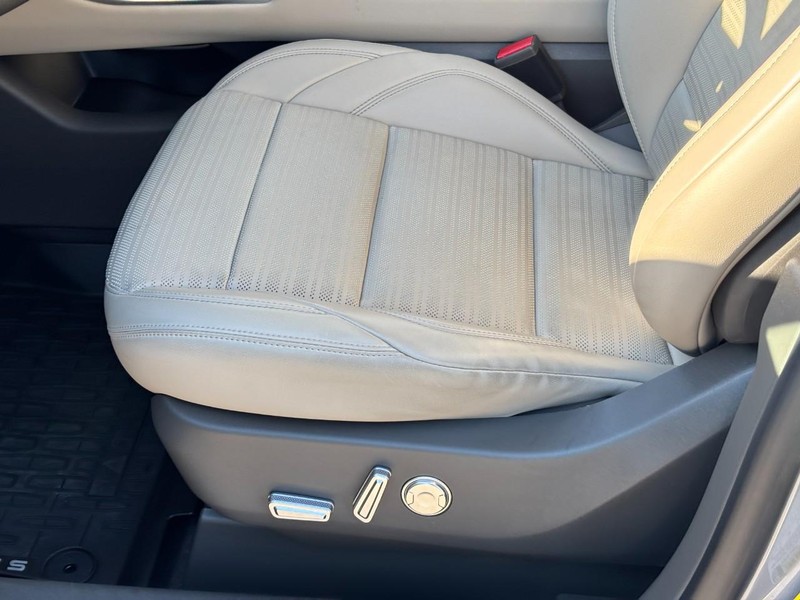 Lincoln Nautilus Vehicle Full-screen Gallery Image 16