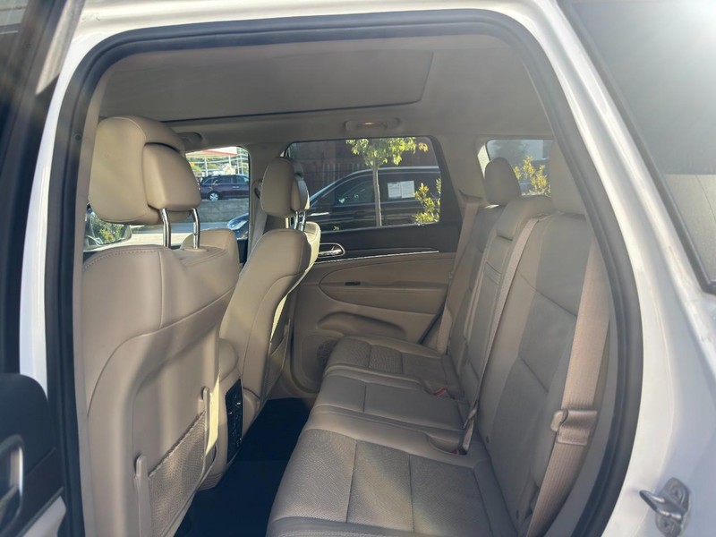 Jeep Grand Cherokee Vehicle Full-screen Gallery Image 05