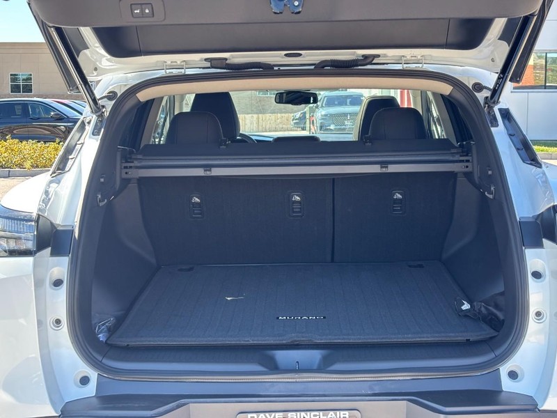 Nissan Murano Vehicle Full-screen Gallery Image 10