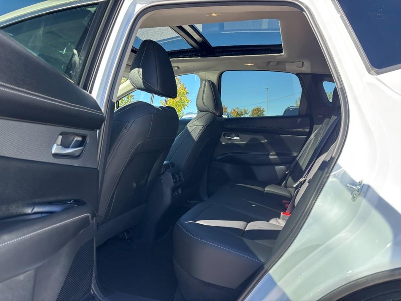 Nissan Murano Vehicle Full-screen Gallery Image 12
