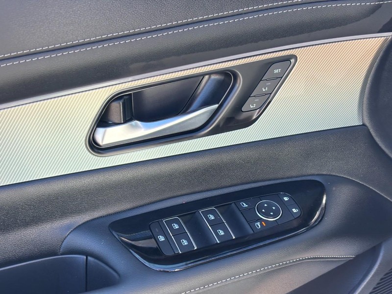 Nissan Murano Vehicle Full-screen Gallery Image 17
